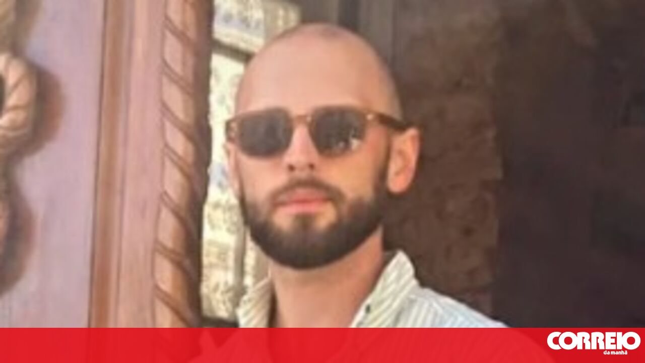 Car crash kills two friends who were walking on the sidewalk in Ericeira