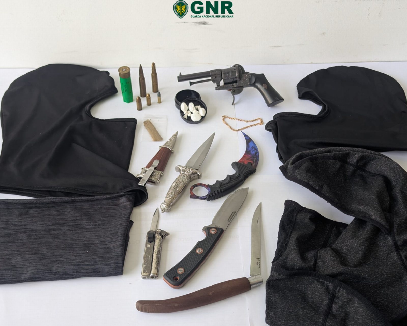 GNR: Man arrested for possession of prohibited weapon in burglary case inside residence in Mafra