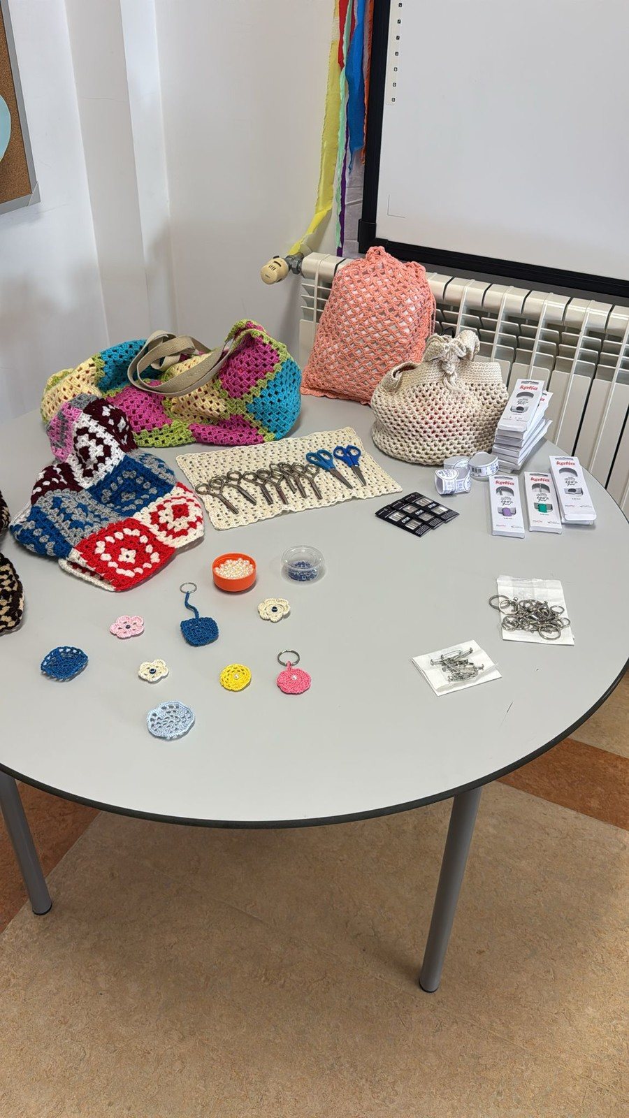 Linhas, nós e sorrisos: adultos e crianças participam em workshop de crochet